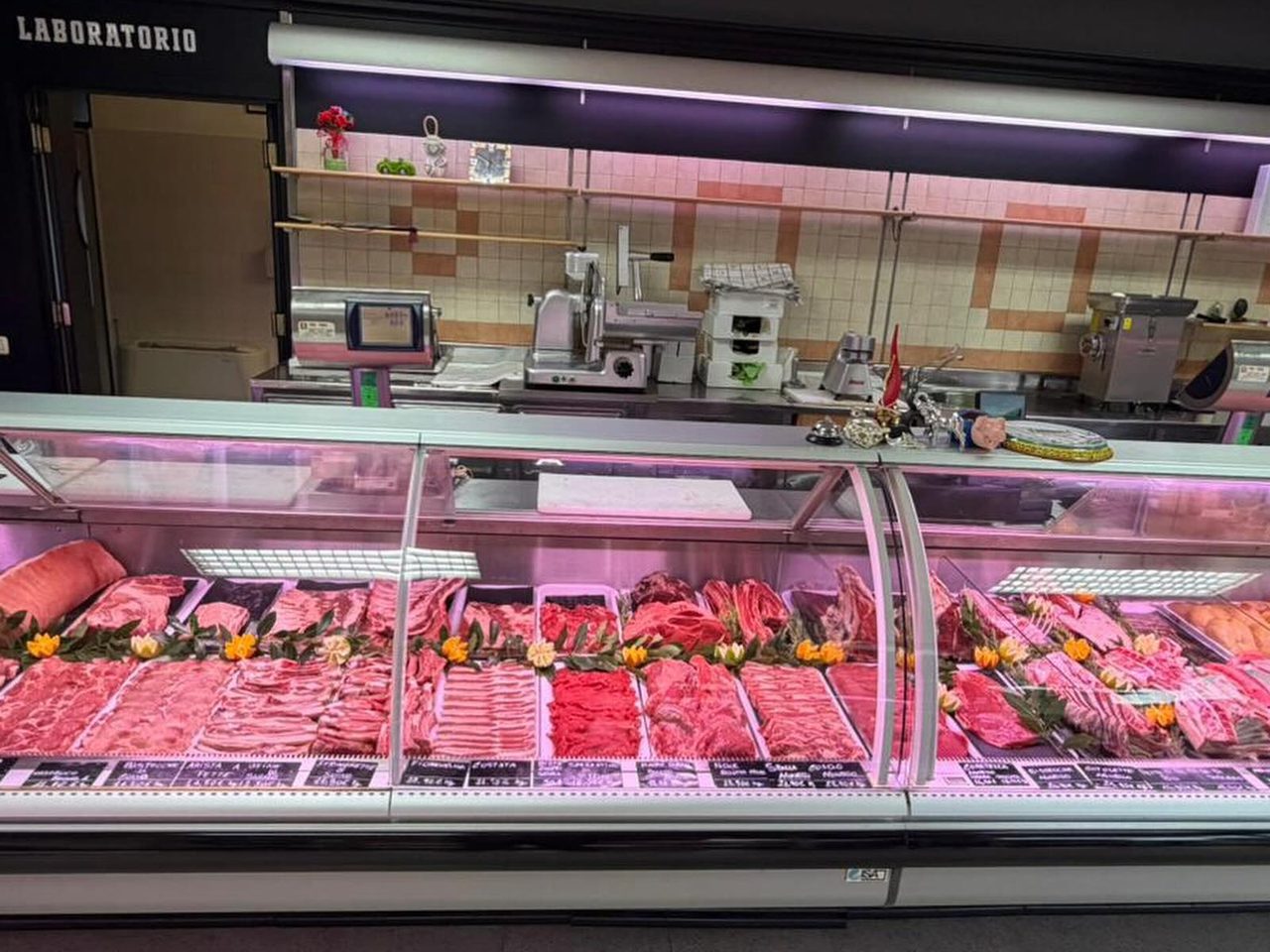 Il banco della macelleria davanti al laboratorio