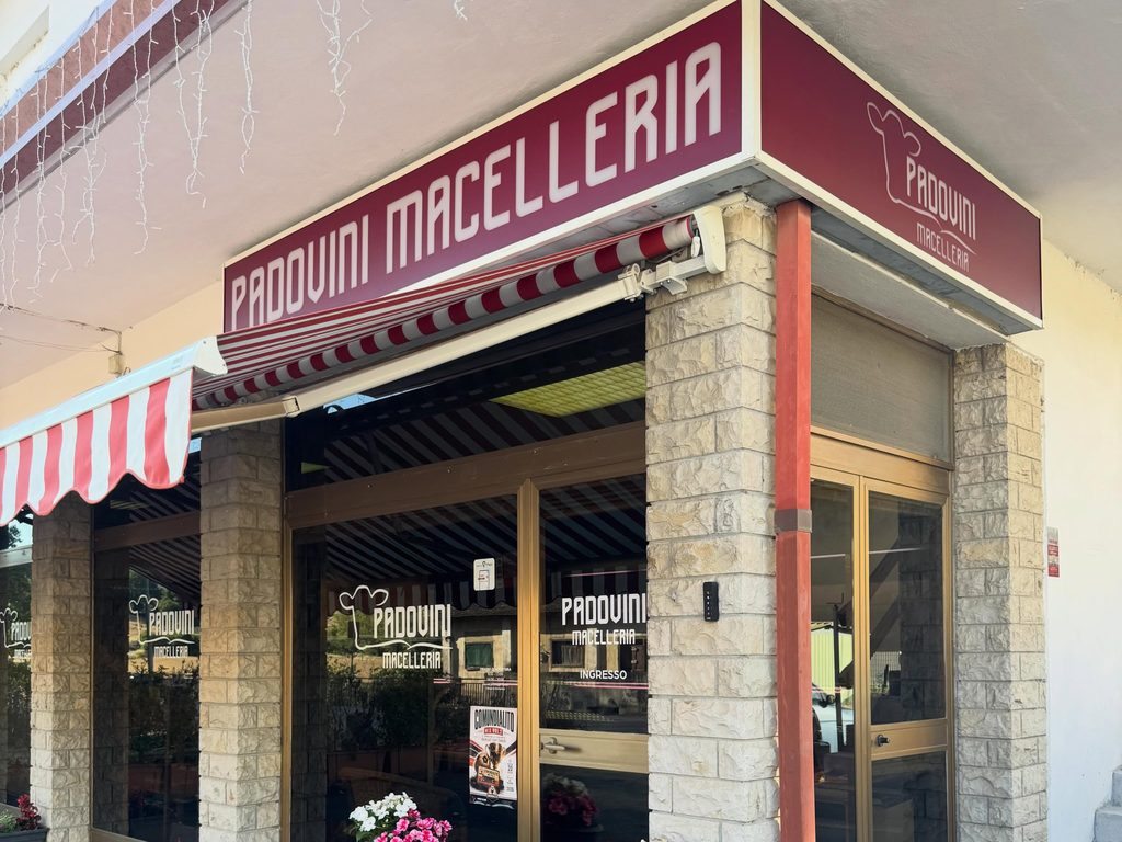 L'esterno della bottega, con l'insegna Padovini