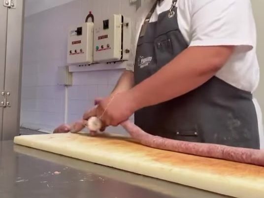 Il macellaio lega con lo spago, come per l'arrosto