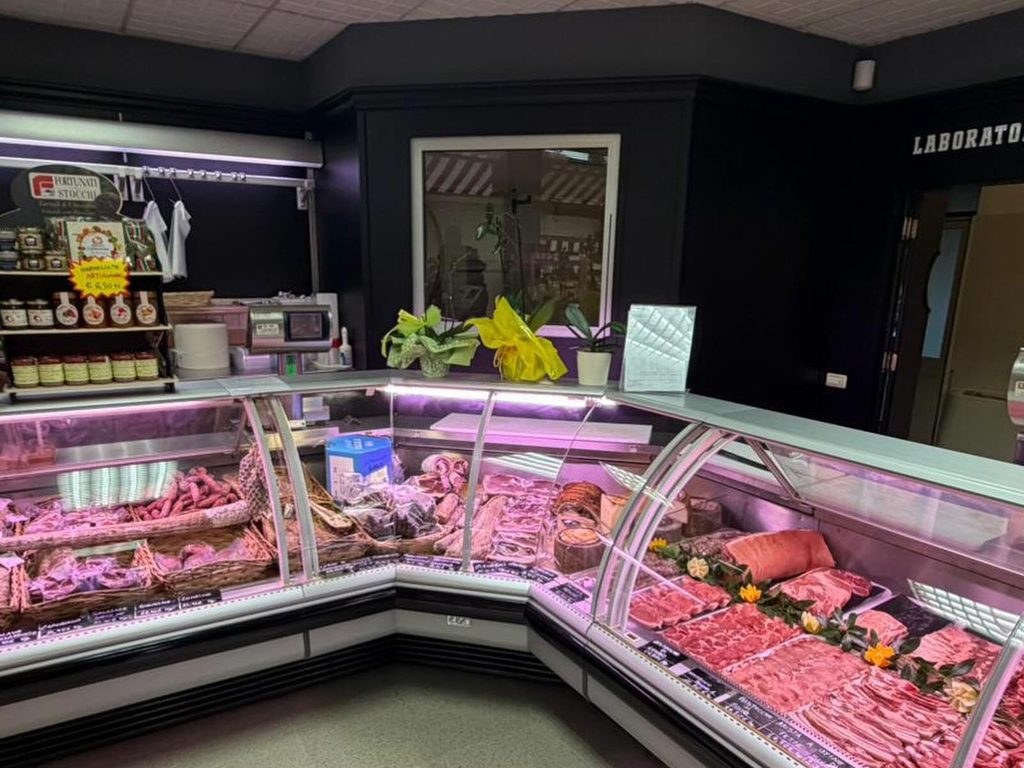 Il banco dei salumi e lo scaffale dei prodotti tipici